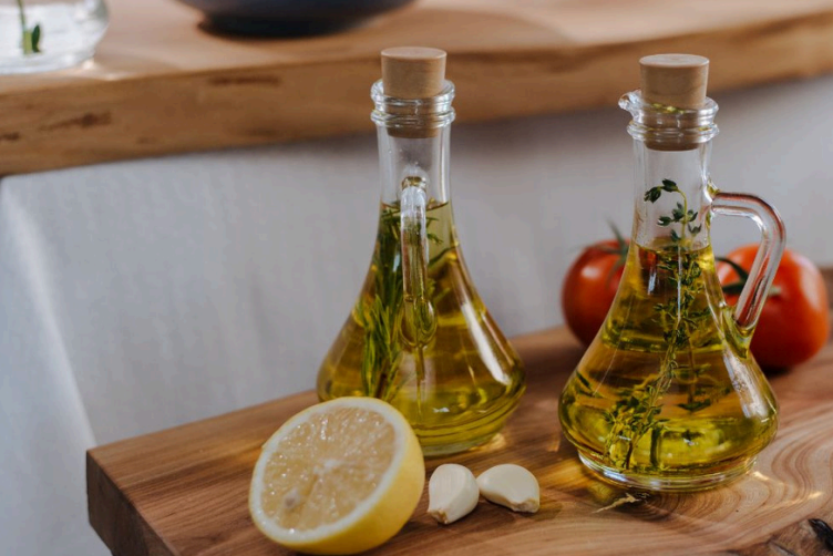 Essential Oils vs Carrier Oils vs Aroma Oils – What’s the Difference?